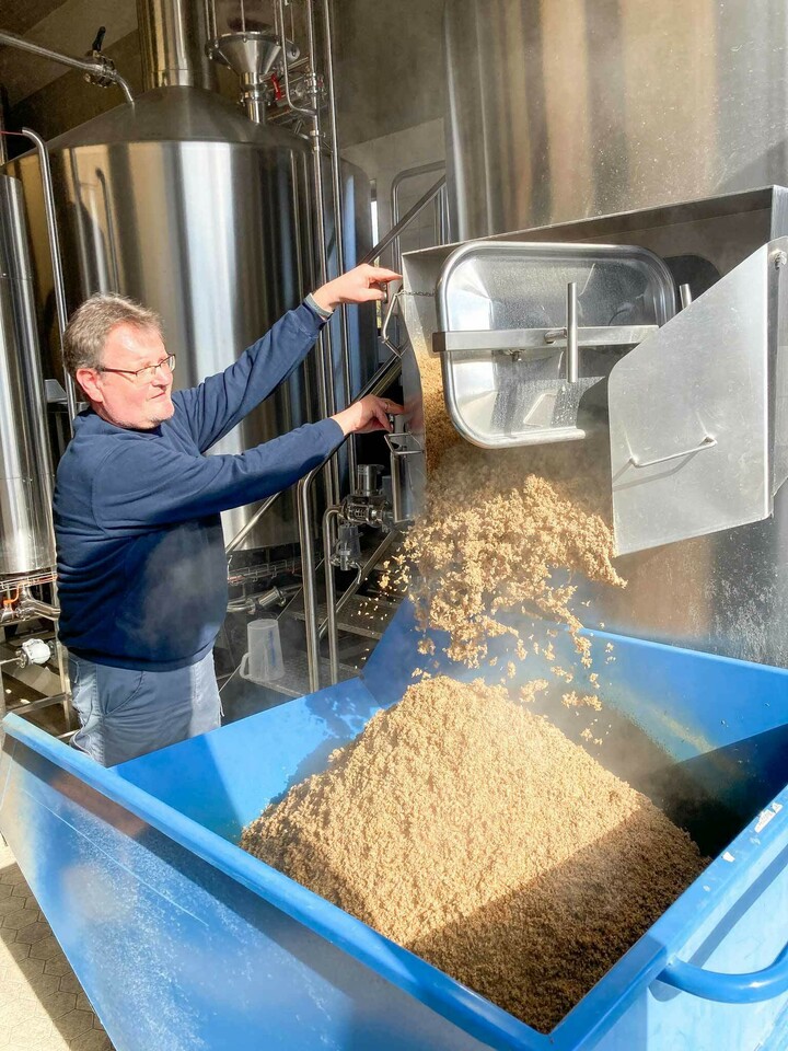 Emptying the spent grains
